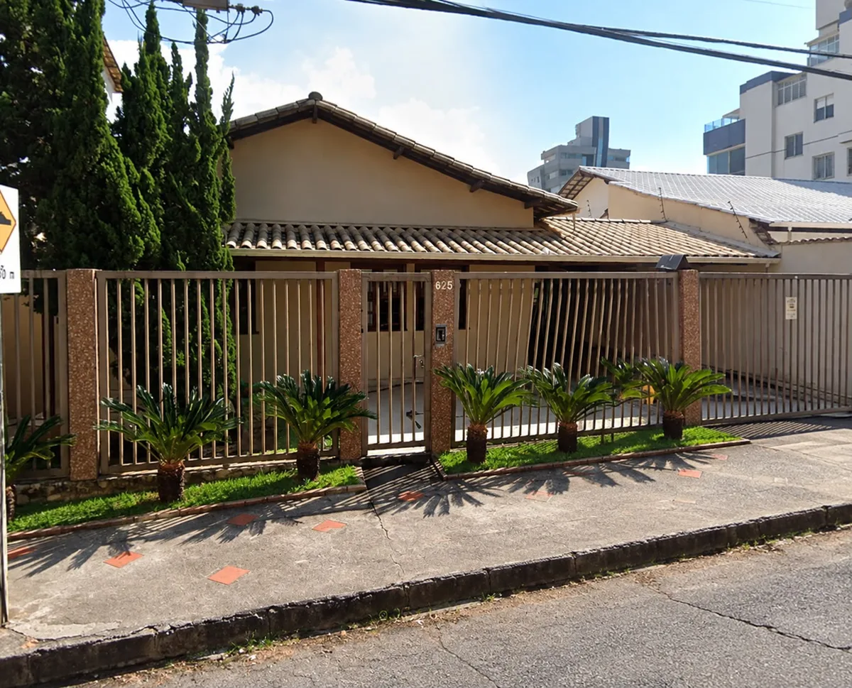 Fachada da clínica Diverte e Desenvolve, na Rua Castelo de Lamêgo 625, bairro Castelo, em Belo Horizonte, com portão de grades e jardim na entrada